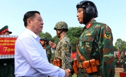 Đồng ch&iacute; Nguyễn Trọng Nghĩa thăm, động vi&ecirc;n lực lượng tham gia diễu binh
