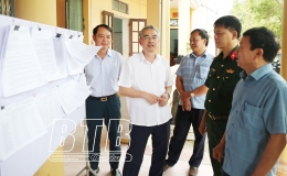 Đồng ch&iacute; Trưởng ban Tuy&ecirc;n gi&aacute;o v&agrave; D&acirc;n vận Tỉnh ủy kiểm tra c&ocirc;ng t&aacute;c chuẩn bị lấy &yacute; kiến nh&acirc;n d&acirc;n tr&ecirc;n địa b&agrave;n huyện Kiến Xương