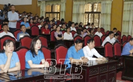 Đ&ocirc;ng Hưng: Khen thưởng, tặng qu&agrave; cho 186 đo&agrave;n vi&ecirc;n, c&ocirc;ng nh&acirc;n, người lao động