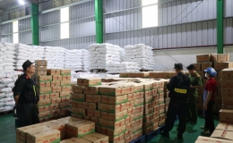 Đột k&iacute;ch xưởng sản xuất m&igrave; ch&iacute;nh, bột n&ecirc;m, dầu ăn giả quy m&ocirc; lớn