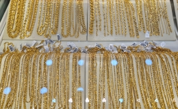 Gi&aacute; v&agrave;ng gần như đứng y&ecirc;n sau khi rời mức đỉnh lịch sử