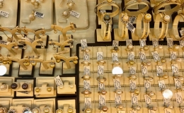 Gi&aacute; v&agrave;ng neo tại mức đỉnh lịch sử, USD tăng nhẹ