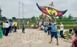 Hội thi thả diều vượt c&acirc;u li&ecirc;m lễ hội S&aacute;o Đền