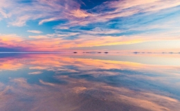 Kh&aacute;m ph&aacute; vẻ đẹp của  c&aacute;nh đồng muối lớn nhất thế giới