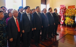 L&atilde;nh đạo Đảng, Nh&agrave; nước d&acirc;ng hương tưởng nhớ Chủ tịch Hồ Ch&iacute; Minh v&agrave; Chủ tịch T&ocirc;n Đức Thắng