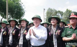 Thăm, động vi&ecirc;n lực lượng tham gia diễu binh, diễu h&agrave;nh