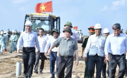 Thủ tướng Phạm Minh Ch&iacute;nh đi thị s&aacute;t tuyến cao tốc Cần Thơ-C&agrave; Mau
