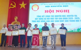 Trao 100 suất học bổng cho học sinh ngh&egrave;o vượt kh&oacute; tại huyện Hưng H&agrave;