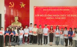 Trao chứng nhận ho&agrave;n th&agrave;nh chương tr&igrave;nh bồi dưỡng nhận thức về Đảng cho 93 học vi&ecirc;n