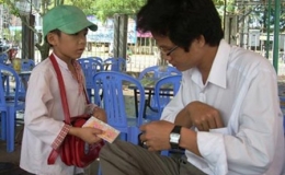 Những dấu ch&acirc;n tr&ecirc;n đường phố

