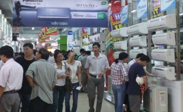 Nắng n&oacute;ng đỉnh điểm, thị trường điện lạnh s&ocirc;i động