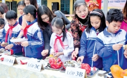 Thiếu nhi Th&aacute;i B&igrave;nh thi đua l&agrave;m theo lời B&aacute;c