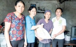 Phụ nữ Ph&uacute; Ch&acirc;u tiết kiệm theo gương B&aacute;c