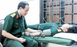 Thầy thuốc qu&acirc;n đội l&agrave;m theo lời B&aacute;c