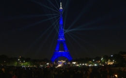 Th&aacute;p Eiffel bừng s&aacute;ng trong lễ kỷ niệm 130 tuổi