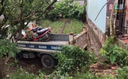 Xe chuy&ecirc;n dụng của lực lượng CSGT mất l&aacute;i đ&acirc;m v&agrave;o người d&acirc;n ngồi trước cửa nh&agrave;