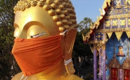 Ng&ocirc;i ch&ugrave;a đeo khẩu trang cho tượng Phật khổng lồ ở Th&aacute;i Lan