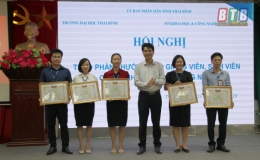 Trao phần thưởng nghi&ecirc;n cứu khoa học tại Trường Đại học Th&aacute;i B&igrave;nh