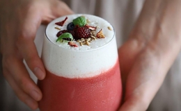 C&aacute;ch pha sinh tố m&acirc;m x&ocirc;i đỏ đủ dinh dưỡng cho bữa s&aacute;ng