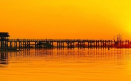 C&acirc;y cầu gỗ l&acirc;u đời v&agrave; d&agrave;i nhất thế giới ở Myanmar