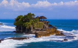 Đền cổ nằm trọn tr&ecirc;n khối đ&aacute; giữa biển khơi