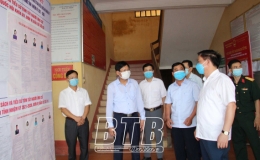 Đồng ch&iacute; Ph&oacute; B&iacute; thư Tỉnh ủy, Chủ tịch UBND tỉnh, Chủ tịch Ủy ban bầu cử tỉnh kiểm tra, chỉ đạo c&ocirc;ng t&aacute;c bầu cử v&agrave; ph&ograve;ng, chống dịch Covid-19 tại th&agrave;nh phố Th&aacute;i B&igrave;nh