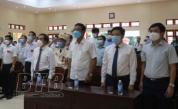 Đồng ch&iacute; Ph&oacute; B&iacute; thư thường trực Tỉnh ủy, Chủ tịch HĐND tỉnh, Ph&oacute; Trưởng ban Chỉ đạo bầu cử tỉnh dự khai mạc bầu cử tại khu vực bỏ phiếu số 2, phường Trần Hưng Đạo, th&agrave;nh phố Th&aacute;i B&igrave;nh