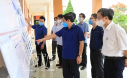 Đồng ch&iacute; Ph&oacute; B&iacute; thư thường trực Tỉnh ủy, Chủ tịch HĐND tỉnh kiểm tra, chỉ đạo c&ocirc;ng t&aacute;c bầu cử tại huyện Th&aacute;i Thụy v&agrave; Tiền Hải