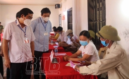 Đồng ch&iacute; Ph&oacute; B&iacute; thư thường trực Tỉnh ủy, Chủ tịch HĐND tỉnh, Ph&oacute; Trưởng ban Chỉ đạo bầu cử tỉnh kiểm tra, chỉ đạo c&ocirc;ng t&aacute;c bầu cử tại c&aacute;c huyện: Đ&ocirc;ng Hưng, Hưng H&agrave;, Vũ Thư