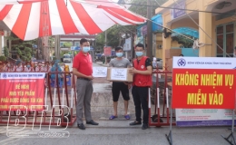 Hội Chữ thập đỏ huyện Vũ Thư: Trao tặng khẩu trang kh&aacute;ng khuẩn v&agrave; kinh ph&iacute; hỗ trợ Bệnh viện Đa khoa tỉnh