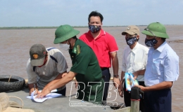 Hồng Tiến: Tuy&ecirc;n truyền về bầu cử cho ngư d&acirc;n