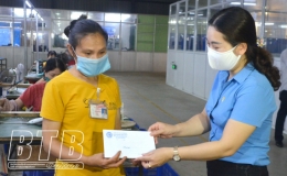 Li&ecirc;n đo&agrave;n Lao động th&agrave;nh phố: Trao 120 suất qu&agrave; cho c&ocirc;ng nh&acirc;n lao động c&oacute; ho&agrave;n cảnh kh&oacute; khăn