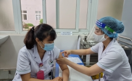 Sau ti&ecirc;m vaccine phòng Covid-19 vẫn c&acirc;̀n thực hi&ecirc;̣n bi&ecirc;̣n pháp 5K