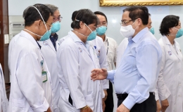Thủ tướng Phạm Minh Ch&iacute;nh gửi thư khen những 'chiến sĩ &aacute;o trắng' ở tuyến đầu chống dịch