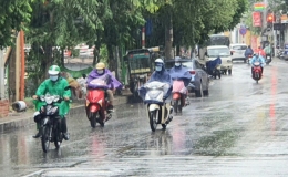 Tối 1/5, ba miền đều c&oacute; mưa d&ocirc;ng k&egrave;m thời tiết nguy hiểm