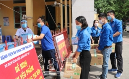 Trao tặng 20 th&ugrave;ng nước s&uacute;c miệng v&agrave; nước uống hỗ trợ Bệnh viện Đa khoa tỉnh Th&aacute;i B&igrave;nh