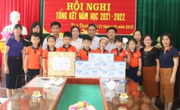 Ban Văn h&oacute;a - X&atilde; hội, HĐND tỉnh: Tặng qu&agrave; c&aacute;c ch&aacute;u thiếu nhi