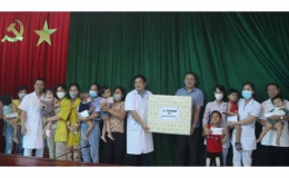 B&aacute;o Th&aacute;i B&igrave;nh: Tặng qu&agrave; bệnh nhi đang điều trị tại Bệnh viện Nhi Th&aacute;i B&igrave;nh