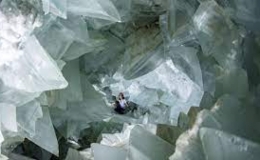 B&ecirc;n trong hang động pha l&ecirc; lớn nhất thế giới