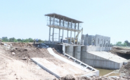 Đẩy nhanh thi c&ocirc;ng c&aacute;c c&ocirc;ng tr&igrave;nh thủy lợi, đ&ecirc; điều