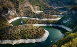 Kh&aacute;m ph&aacute; hẻm n&uacute;i kỳ vĩ với d&ograve;ng s&ocirc;ng uốn lượn vắt ngang như một con đ&egrave;o nước