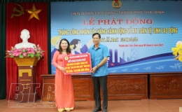 Li&ecirc;n đo&agrave;n Lao động th&agrave;nh phố: Trao 110 suất qu&agrave; cho c&ocirc;ng nh&acirc;n lao động