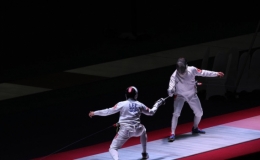 Người h&acirc;m mộ vỡ &ograve;a với huy chương v&agrave;ng đấu kiếm của Tiến Nhật