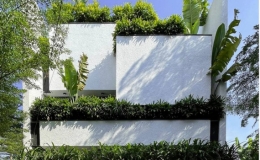 Nh&agrave; hướng T&acirc;y xanh mướt từ ngo&agrave;i v&agrave;o trong