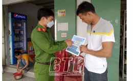 Ph&aacute;t hơn 2.500 tờ rơi tuy&ecirc;n truyền cảnh b&aacute;o lừa đảo chiếm đoạt t&agrave;i sản