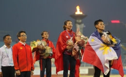 Ph&oacute; Thủ tướng Vũ Đức Đam trao HCV SEA Games cho Nguyễn Thị Oanh