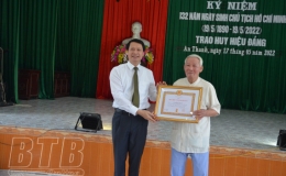 Quỳnh Phụ: Trao Huy hiệu Đảng đợt 19/5 cho c&aacute;c đảng vi&ecirc;n