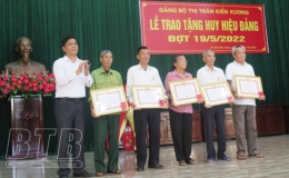 Th&aacute;i B&igrave;nh trao tặng Huy hiệu Đảng cho 2.092 đảng vi&ecirc;n trong đợt 19/5/2022