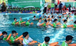 Thủ tướng y&ecirc;u cầu đẩy mạnh phong tr&agrave;o dạy bơi an to&agrave;n cho học sinh