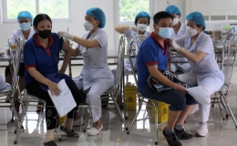 Ti&ecirc;m mũi 4 vắc-xin ph&ograve;ng Covid-19 cho c&aacute;n bộ, c&ocirc;ng nh&acirc;n lao động tại doanh nghiệp